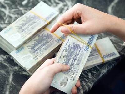 Chồng âm thầm rút gần 300 triệu cho người phụ nữ lạ, vợ sốc nặng khi biết sự thật