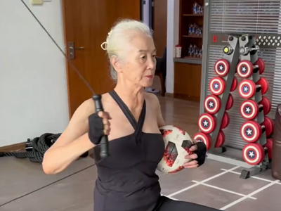 Cụ bà 81 tuổi nâng tạ, kéo cáp “dễ như ăn kẹo“: Tuổi trung niên từng suy yếu vì 3 cuộc phẫu thuật