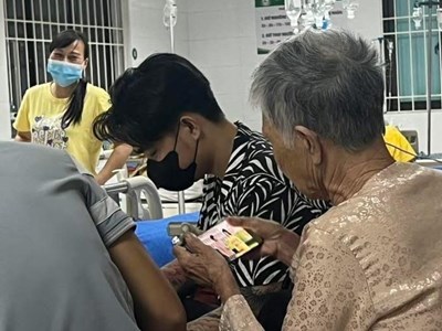 Bà “quậy tung phòng bệnh”, cách giải quyết của cháu trai khiến ai cũng nể