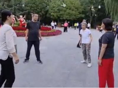 Mê đá cầu, cụ bà ngoài 80 tuổi ngày nào cũng ra công viên “tìm đối“