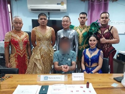Sự thật sau bức ảnh “vũ công cảnh sát” gây nhầm lẫn toàn cầu