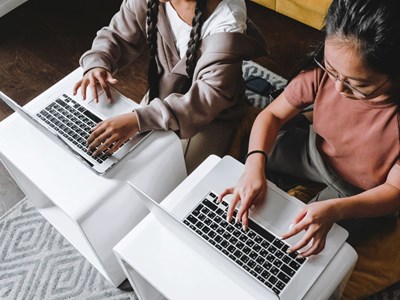 Cần giới hạn độ tuổi sử dụng AI tạo sinh để bảo vệ sự phát triển xã hội của trẻ