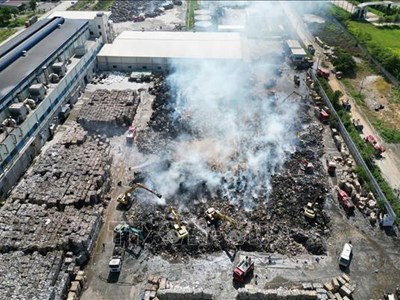 Xuyên đêm chữa cháy tại bãi phế liệu rộng hàng nghìn m2