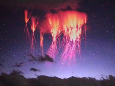 Video tia sét đỏ hiếm gặp xuất hiện trên bầu trời Tây Tạng