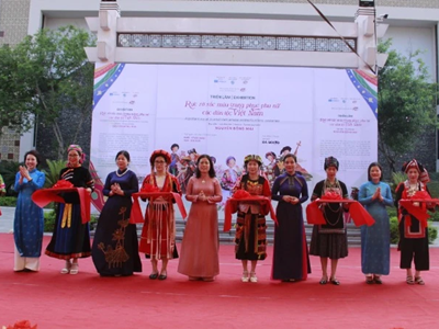 Giới thiệu trang phục các dân tộc và cuốn sách “Du khảo: Rực rỡ trang phục phụ nữ các dân tộc Việt Nam