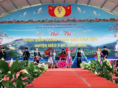 Trình diễn trang phục dân tộc truyền thống các dân tộc