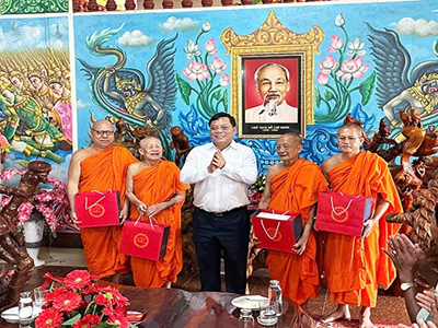 Đoàn công tác Trung ương thăm, chúc mừng Tết Chôl Chnăm Thmây tại Sóc Trăng