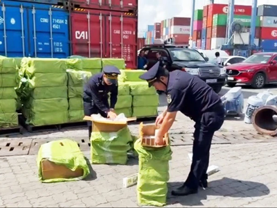 Hải quan thu giữ hơn 84.000 bao thuốc lá lậu và 5kg ma túy đá