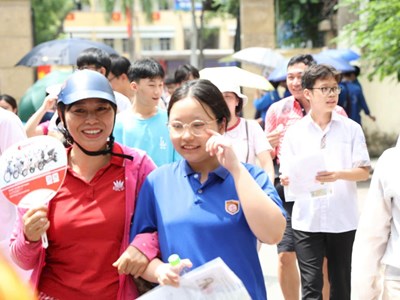 Thí sinh thi lớp Hà Nội tự tin bước vào môn thi Ngoại ngữ