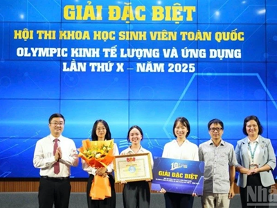 Nhóm thí sinh Trường đại học Kinh tế giành giải Đặc biệt cuộc thi kinh tế lượng ứng dụng