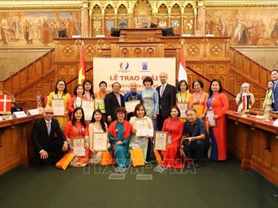 Cuộc thi viết về phụ nữ Việt nơi xa xứ đầy mộc mạc và xúc động