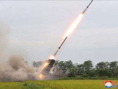 Hàn Quốc: Triều Tiên bắn 10 quả đạn pháo từ hệ thống phóng rocket đa nòng