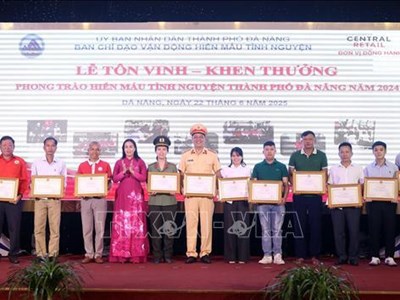 Tôn vinh 140 tập thể, cá nhân, gia đình tiêu biểu trong phong trào hiến máu tình nguyện