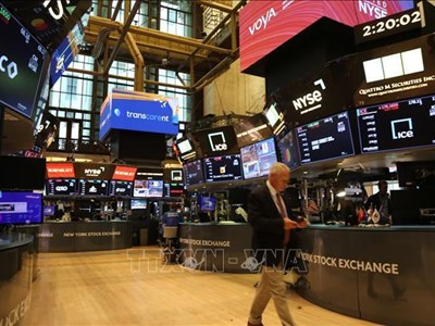 Vì sao giá dầu lao dốc còn chứng khoán lại tăng sau khi Iran tấn công căn cứ Mỹ?