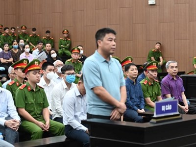 Chủ tịch Tập đoàn Phúc Sơn bật khóc trước toà: Ám ảnh với cái nghèo, có tiền là đem đi thiện nguyện