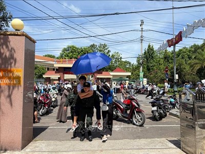  Tiếp sức mùa thi 2025: Kịp thời hỗ trợ thí sinh bị gãy chân 