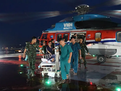 Cấp cứu hàng không đưa bệnh nhân bị thủng tạng về đất liền an toàn