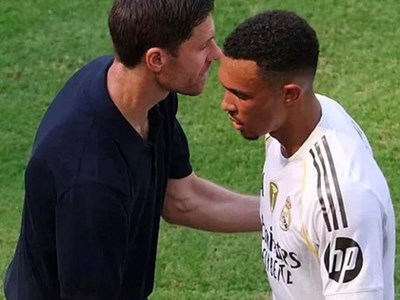 Xabi Alonso thử nghiệm Trent Alexander-Arnold tại Club World Cup