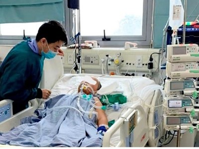 Lách qua khe cửa hẹp, cậu bé mắc căn bệnh hiếm gặp hồi phục thần kỳ