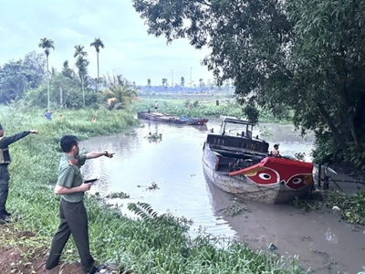 Bắt nhóm đối tượng khai thác cát trái phép trên sông Đồng Nai