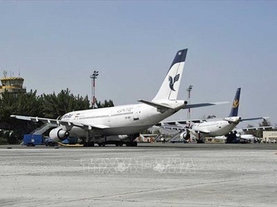 Iran mở cửa một phần không phận