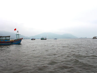 Hút hàng chục tấn dầu trên tàu chở gần 5.000 tấn than chìm ở vùng biển Hà Tĩnh