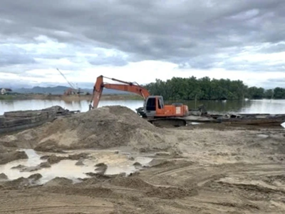 Quảng Trị bắt nhiều vụ khai thác cát trái phép trên sông Kiến Giang