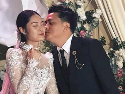 Hoa hậu Nông Thúy Hằng lên xe hoa