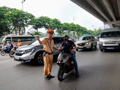 Hà Nội: Nhắc nhở hàng trăm trường hợp vi phạm làn đường tuyến Phạm Văn Đồng