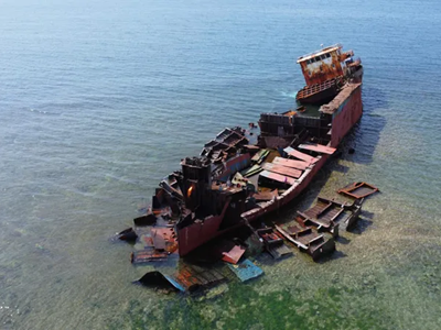 Tháo dỡ, trục vớt tàu hơn 4.500 tấn mắc cạn từng “gây sốt“