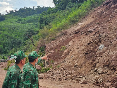 Sạt lở gây ách tắc tuyến độc đạo lên Cửa khẩu quốc tế La Lay