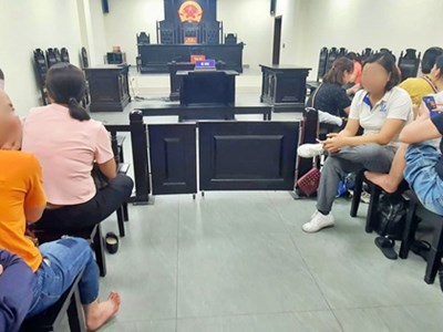 Hoãn phiên xét xử Hiệu trưởng lợi dụng chức vụ để triệu tập bên đối chất