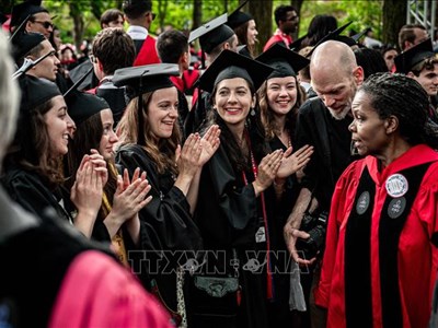 Số sinh viên Mỹ nộp đơn vào đại học Anh tăng cao kỷ lục