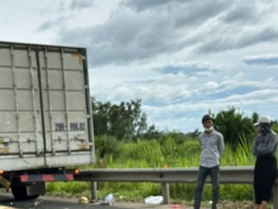 Va chạm giữa xe ô tô và mô tô trên quốc lộ 1A, 3 bà cháu thiệt mạng