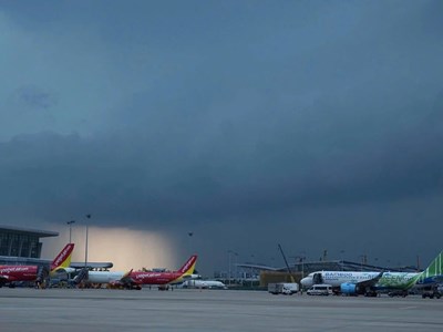 Tối 21.7, dự báo tâm bão Wipha cách sân bay Nội Bài khoảng 250km