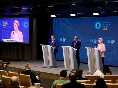 Mỹ có đang đẩy châu Âu về phía Trung Quốc?