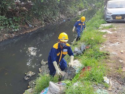 Rác thải tràn ngập nhiều kênh mương tại Hà Nội: Khơi thông các dự án cống hóa