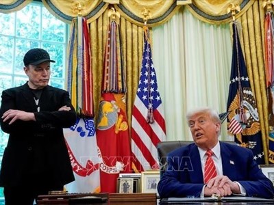 Tổng thống Mỹ bất ngờ đề nghị hỗ trợ hãng xe điện Tesla