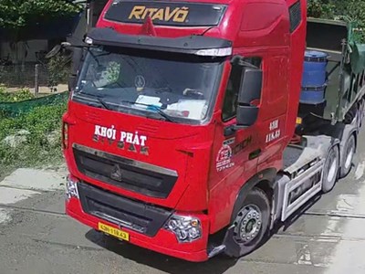 Xe tải nối đuôi vượt ẩu, tông gãy cần chắn đường sắt ở Quảng Ngãi