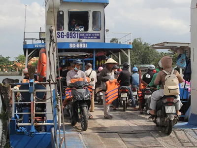 An toàn giao thông mùa mưa bão: Vẫn còn chủ quan với “bà thủy”