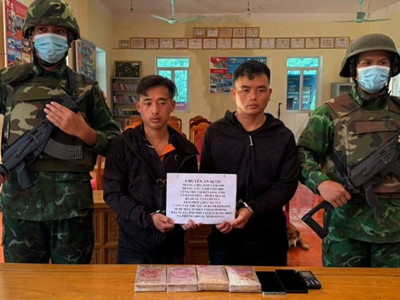 Sơn La: Bắt 2 đối tượng vận chuyển trái phép 4 bánh heroin