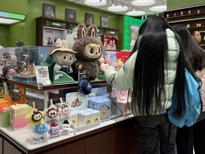 Trung Quốc triệt phá đường dây sản xuất và buôn bán Labubu giả