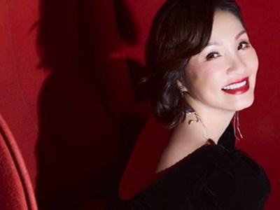 Chuyện gì xảy ra khi Hồng Đào được “mỹ nam Hàn” quỳ gối tặng hoa?