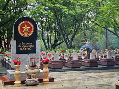 Dâng gần 200 máy tụng kinh tại hai nghĩa trang liệt sĩ Quốc gia ở Quảng Trị