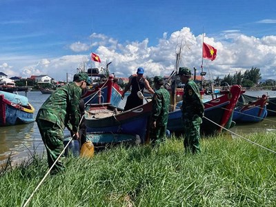 Biên phòng Quảng Trị căng mình giúp dân ứng phó bão số 5