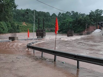 Nhiều bản làng bị cô lập