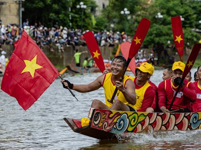 Khi dòng sông hóa thành sân khấu của lòng dân