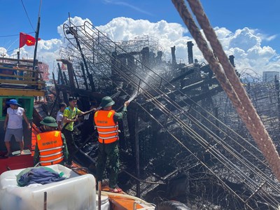 Nỗ lực khống chế vụ cháy tàu cá trên sông Nhật Lệ