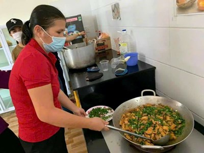  Chăm lo “người giữ lửa” bữa ăn học đường