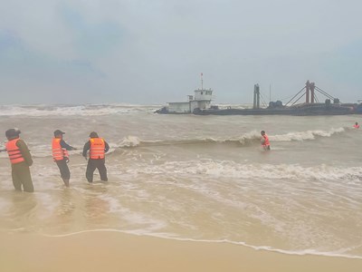 Quảng Trị: 6 thuyền viên thoát nạn sau khi bị lật tàu trên biển